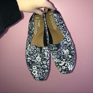 navy/white floral toms